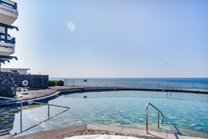 A heated pool - Second-floor, ocean view condo in oceanfront complex with lanai, AC & 2 pools (Kailua-Kona)
