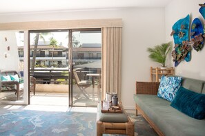 TV, DVD player - Second-floor, ocean view condo in oceanfront complex with lanai, AC & 2 pools (Kailua-Kona)