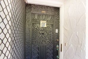 Exterior detail - Second-floor, ocean view condo in oceanfront complex with lanai, AC & 2 pools (Kailua-Kona)