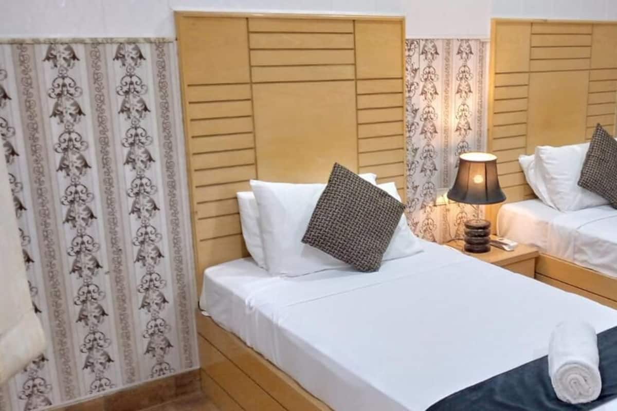 Deluxe Double Room | Iron/ironing board, free WiFi, bed sheets