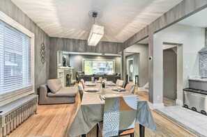 Dining - Elegant Detroit Home - 5 Mi to Downtown w/King Size Beds and Unlimited Wi-fi (Detroit)