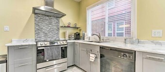 Elegant Detroit Home - 5 Mi to Downtown w/King Size Beds and Unlimited Wi-fi 