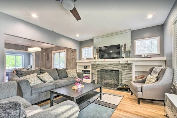 Smart TV, chimenea, reproductor de DVD y futbolito