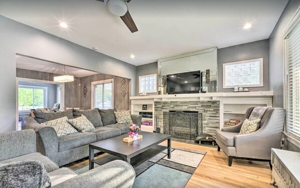 Smart TV, fireplace, DVD player, foosball - Elegant Detroit Home - 5 Mi to Downtown w/King Size Beds and Unlimited Wi-fi (Detroit)