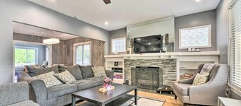 Comfortable Home for Families & Teams,  Sleeps 8,  Easy Access to Downtown