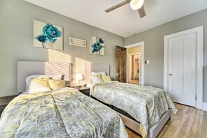 3 bedrooms, desk, iron/ironing board, free WiFi - Elegant Detroit Home - 5 Mi to Downtown w/King Size Beds and Unlimited Wi-fi (Detroit)