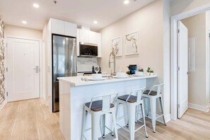 Kjøleskap, mikrobølgeovn, ovn og kokeplater