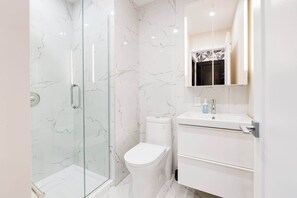 Dusche, Haartrockner, Handtücher