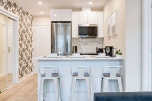 Kjøleskap, mikrobølgeovn, ovn og kokeplater