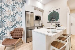 Fridge, microwave, oven, stovetop - M11 | Mount-Royal Suites: 1BR + sofa bed - 26 (Montréal)