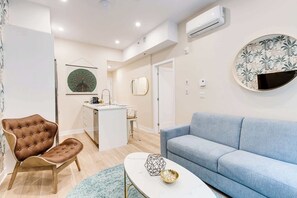 TV, offices - M11 | Mount-Royal Suites: 1BR + sofa bed - 26 (Montréal)