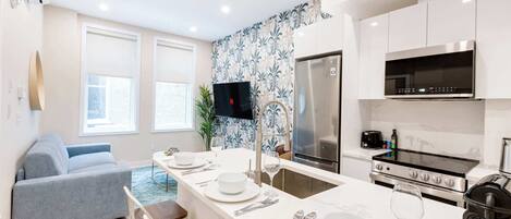 Kjøleskap, mikrobølgeovn, ovn og kokeplater