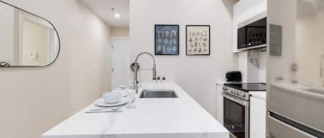 Kühlschrank, Mikrowelle, Ofen, Herdplatte