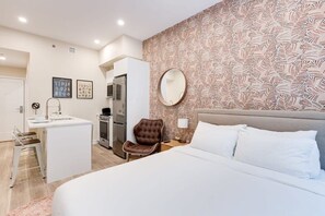 Ferros/tábuas de passar roupa, berço de viagem, Wi-Fi, roupa de cama