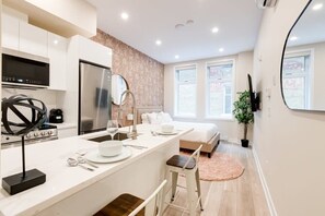 Geladeira, micro-ondas, fogão, cooktop