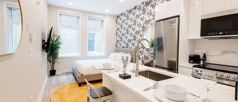 Kjøleskap, mikrobølgeovn, ovn og kokeplater