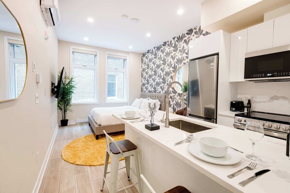 Kjøleskap, mikrobølgeovn, ovn og kokeplater