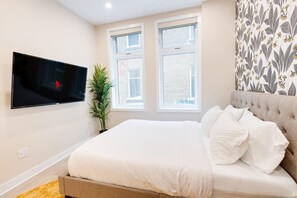 Ferros/tábuas de passar roupa, berço de viagem, Wi-Fi, roupa de cama