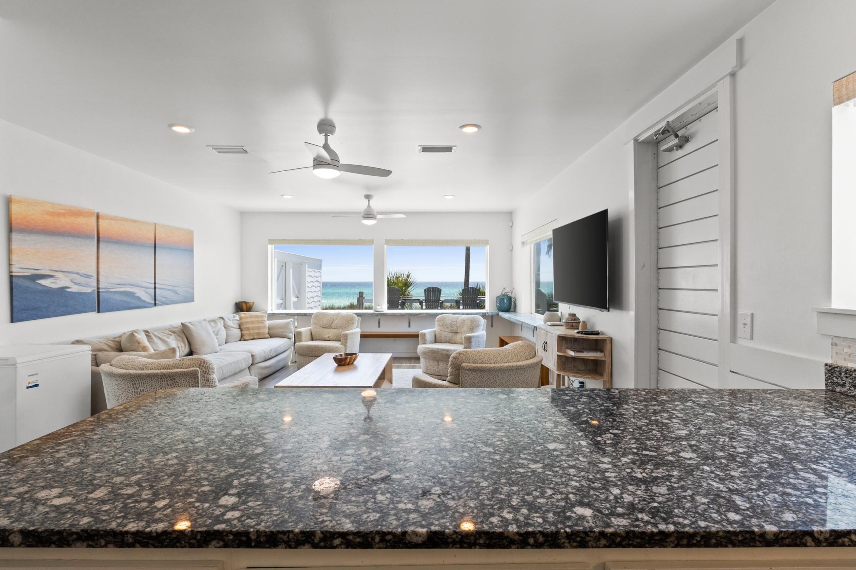 Full-sized fridge, microwave, oven, stovetop