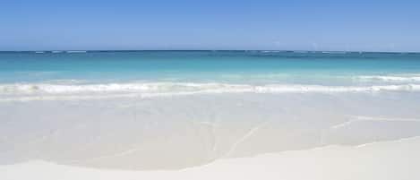 Playa privada y arena blanca