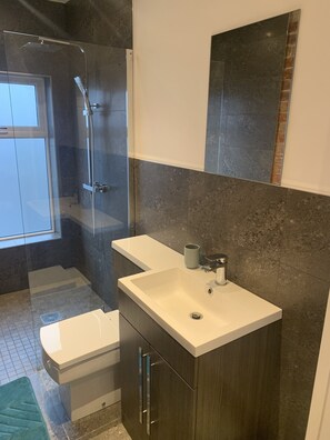 Douche, sèche-cheveux, serviettes fournies, savon