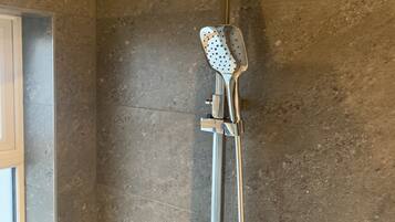 Douche, sèche-cheveux, serviettes fournies, savon