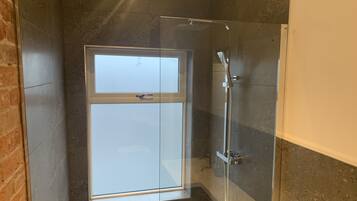 Douche, sĂšche-cheveux, serviettes fournies, savon