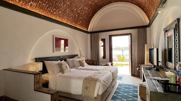 Chambre, 2 lits une place, terrasse, vue fleuve | Salle de bain | Douche à « effet pluie », articles de toilette gratuits, sÚche-cheveux