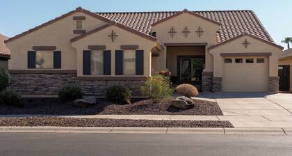 Airy Oasis Sleeps 8- Pool, Spa & Pool Table