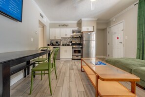 Jääkaappi, mikroaaltouuni, uuni, astianpesukone