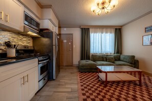 Fridge, microwave, oven, stovetop - Condo On The Beach - Heated Pool - Self Check-in (Belleair Beach)