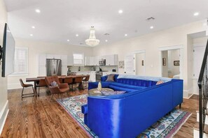 Een televisie en een kantoor