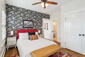 5 habitaciones, escritorio y tabla de planchar con plancha 