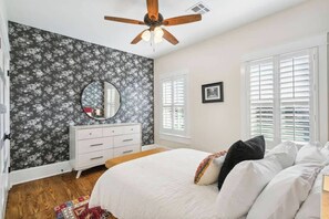 5 bedrooms, desk, iron/ironing board, travel crib