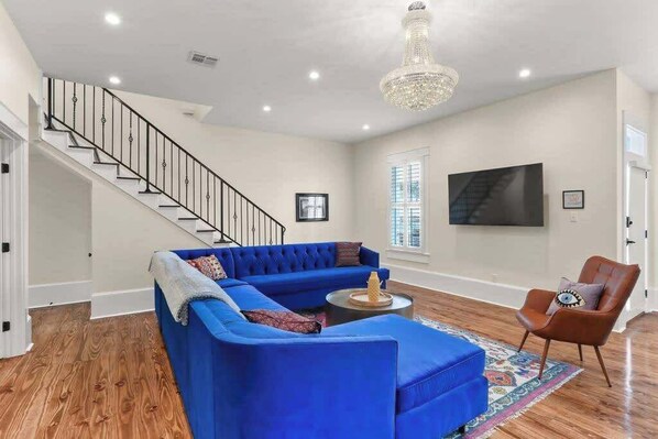 Een televisie en een kantoor