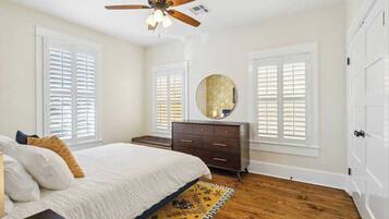 5 bedrooms, desk, iron/ironing board, travel cot