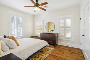 5 slaapkamers, een bureau, een strijkplank/strijkijzer, reisbedje