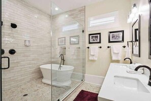 Regadera, secadora de cabello, toallas 