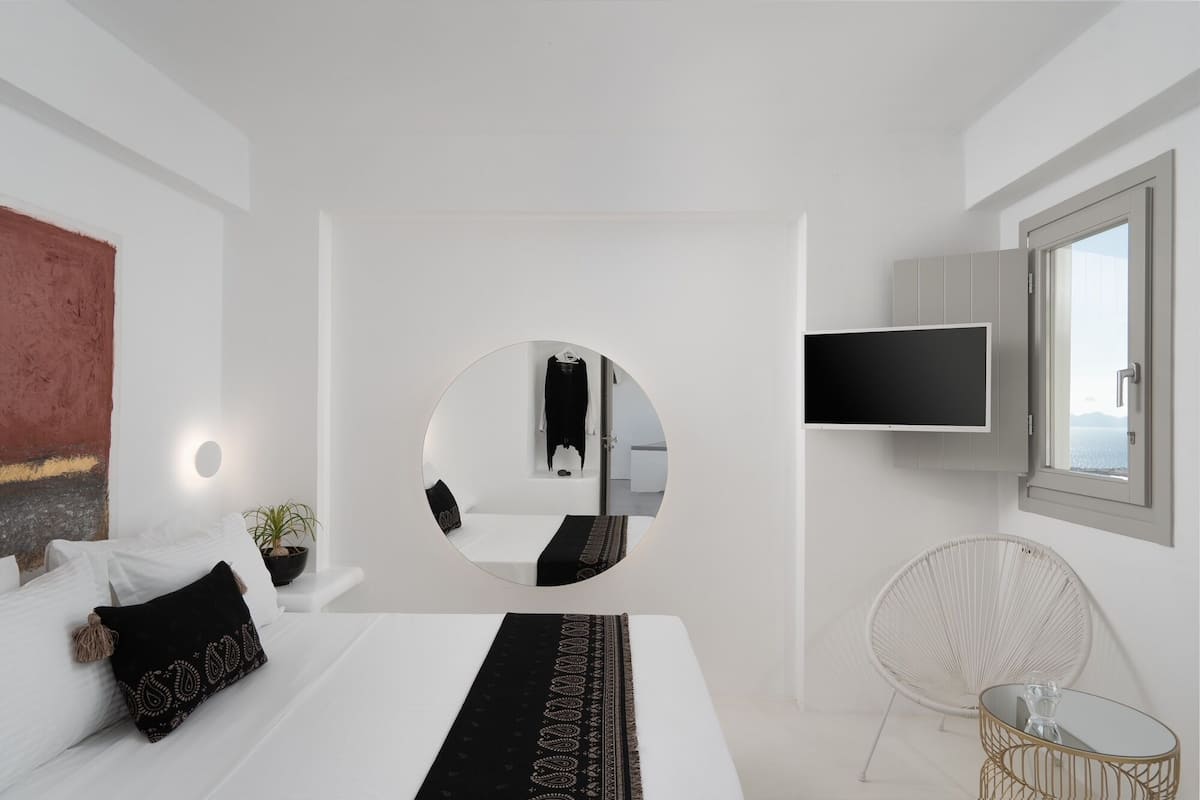 1 bedroom, individually decorated, individually furnished, desk