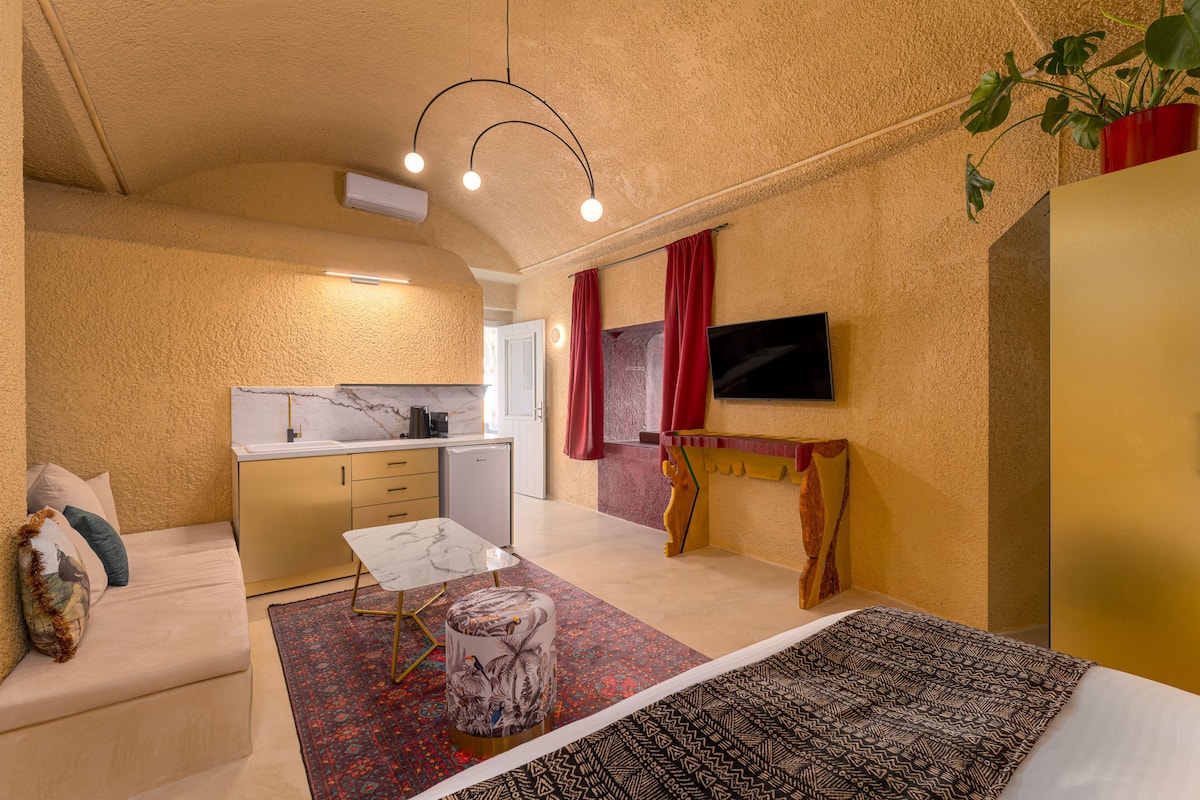 Deluxe Room | 1 bedroom, individually decorated, individually furnished, desk