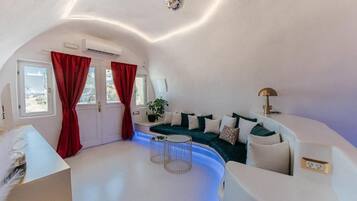 Habitación doble exclusiva | Decoración personalizada, muebles diferentes y escritorio