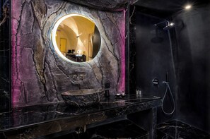 Pancuran mandi, hulu semburan hidrourut, pengering rambut, selipar 
