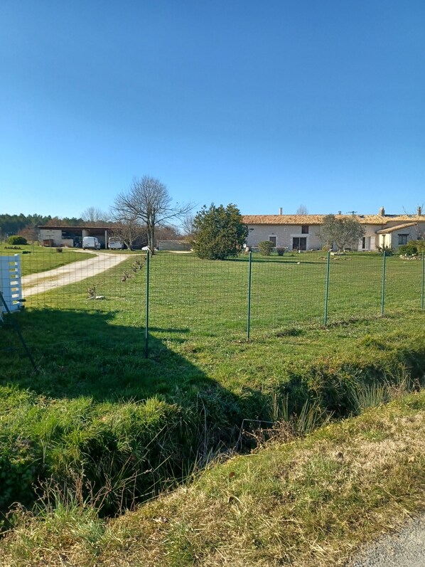 Property grounds - Pretty, fully-equipped stone farmhouse (Margueron)