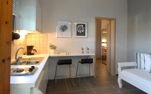 Kühlschrank, Herdplatte, Wasserkocher mit Kaffee-/Teezubehör