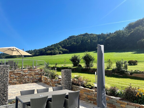 Outdoor dining - Vacation apartment in Gerolstein, with a view of the Dolomites, up to 8 people (Gerolstein)