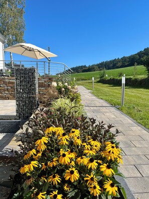 Property grounds - Vacation apartment in Gerolstein, with a view of the Dolomites, up to 8 people (Gerolstein)