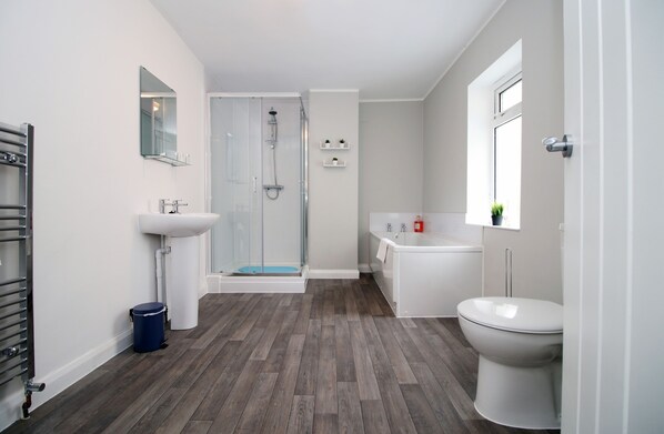 Bathroom - Dos Road by Tŷ SA (Newport)