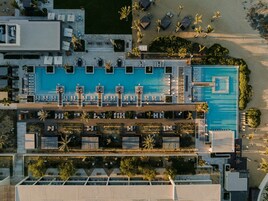 4 piscinas al aire libre, sillones reclinables de piscina