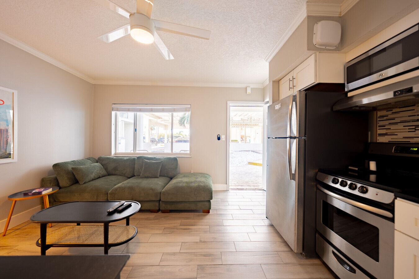 Cafetera y tetera y utensilios de cocina 