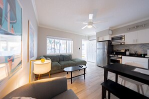 TV, offices - Condo On The Beach - Heated Pool - Self Check-in (Belleair Beach)